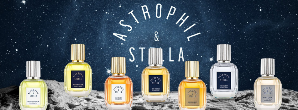Werbebanner der Marke Astrophil & Stella mit verschiedenen Parfumflakons in einer Reihe vor einer mondähnlichen Oberfläche und einem tiefblauen Sternenhimmel. Darüber steht das Astrophil-&-Stella-Logo.
