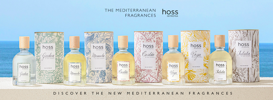 Werbebanner mit mehreren Hoss Intropia Parfums der Serie The Mediterranean Fragrances. Sechs elegante Glasflakons mit Holzverschluss und farblich abgestimmten Verpackungen stehen vor einem Hintergrund mit blauem Meer und hellem Himmel. Text: „The Mediterranean Fragrances – Discover the new Mediterranean fragrances“.