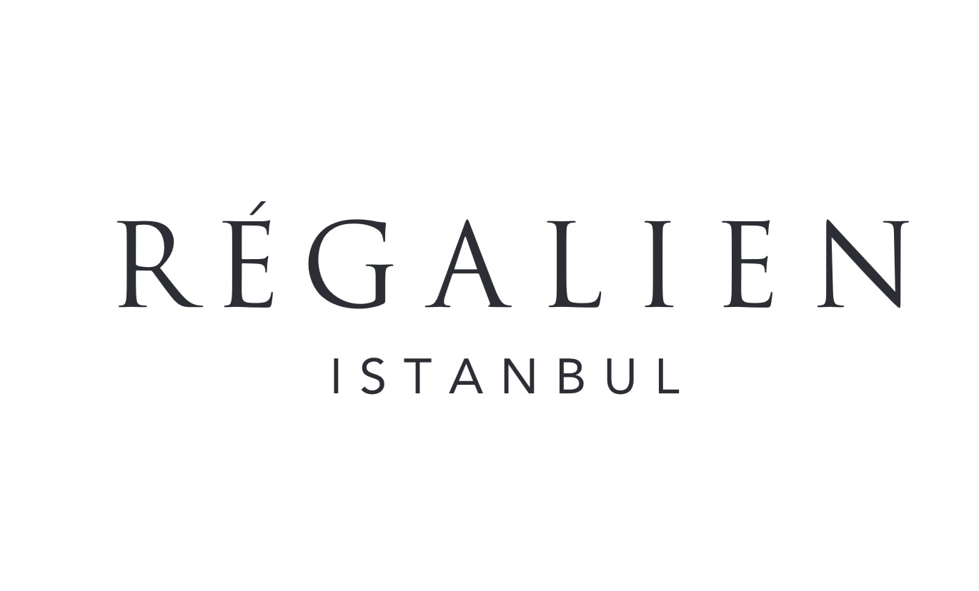 Logo der Marke Regalien Istanbul in schwarzer Serifenschrift auf weißem Hintergrund.