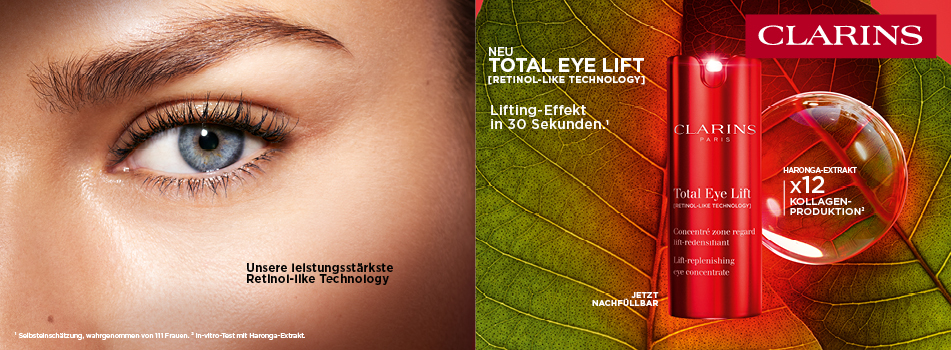 Werbebild von Clarins: Links ein nah aufgenommenes Auge mit glatter Haut, daneben Text zu Retinol-like Technology. Rechts eine rote Flasche Clarins Total Eye Lift vor einem bunten Blatt mit Hinweis auf Haronga-Extrakt und Kollagenproduktion.