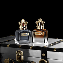 Jean Paul Gaultier Scandal Pour Homme Elixir Parfumflakon mit goldener Krone auf schwarzem Koffer mit Nieten, maskulines und luxuriöses Design