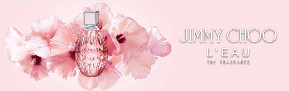 Werbung für das Parfum 'Jimmy Choo L’Eau'. Ein zart rosafarbener, facettierter Flakon mit silbernem Verschluss steht vor einem Hintergrund aus üppigen rosafarbenen Blüten. Rechts im Bild der Schriftzug: 'Jimmy Choo L’Eau – The Fragrance'. Das Design vermittelt Frische, Weiblichkeit und Eleganz.