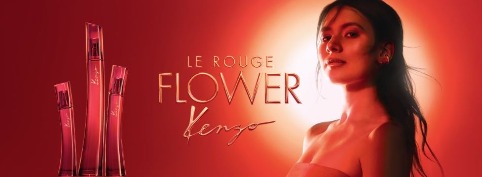 KENZO Flower Le Rouge Markenbanner mit drei roten Parfumflakons und Porträt einer Frau vor leuchtend rotem Hintergrund.