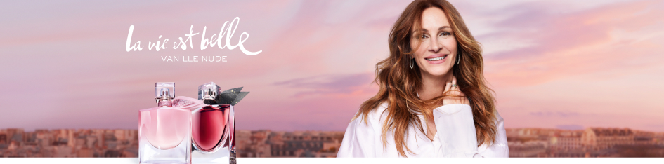 Bannerbild mit zwei Flakons des Parfums Lancôme La Vie Est Belle Vanille Nude vor rosafarbenem Himmel und einer lächelnden Frau.