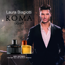 Werbebild für die Herrendüfte ‚Roma Uomo‘ von Laura Biagiotti. Ein Mann im dunklen Anzug mit offenem Hemd steht vor einem edlen, dunklen Hintergrund. Links unten sind zwei Parfümflakons zu sehen: einer in Schwarz (Nero Extremo) und einer in warmem Gelb. Text: ‚Laura Biagiotti ROMA Uomo – Nero Extremo – The new Eau de Parfum Intense‘.