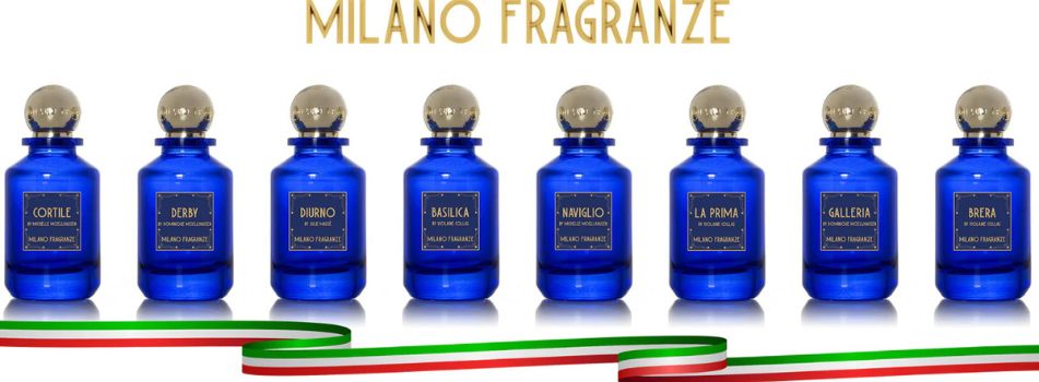 Werbung für Milano Fragranze Parfums. Acht blaue Parfümflakons mit goldenen Kappen stehen in einer Reihe, jeweils mit einer individuellen Bezeichnung wie 'Cortile', 'Derby', 'Duomo' und mehr. Darüber der Schriftzug 'MILANO FRAGRANZE' in Gold. Unten eine wellenförmige italienische Flagge in Grün, Weiß und Rot.
