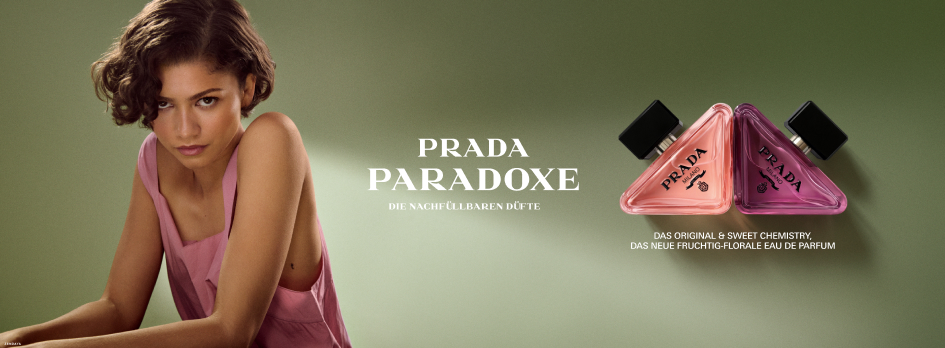 Prada Paradoxe Werbebanner mit Frau in rosa Kleid und den Parfumflakons Original sowie Sweet Chemistry Eau de Parfum