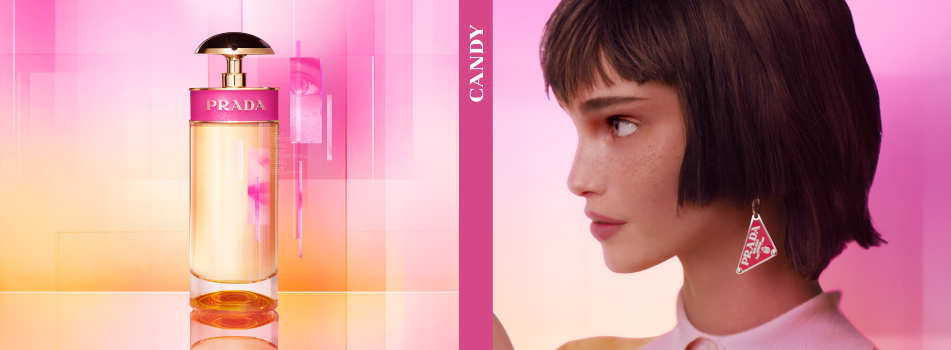 Werbung für das Parfum 'Prada Candy': Links ein hoher, zylindrischer Flakon mit pink-goldenem Verschluss vor einem pink-gelb schimmernden Hintergrund. Rechts ein Profilbild einer stilisierten jungen Frau mit kurzem, braunem Haar und Prada-Ohrring in Form eines pinken Dreiecks. In der Mitte steht vertikal das Wort 'Candy'.