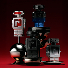 Mehrere Phantom Parfumflakons von Rabanne in futuristischem Roboterdesign auf schwarzem Sockel vor rotem Hintergrund.