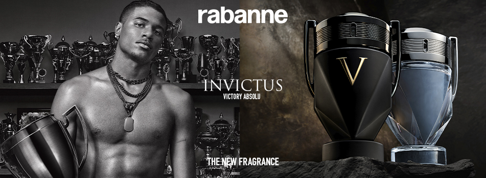 Werbebanner für das Parfum „Invictus Victory Absolu“ von Rabanne. Links im Bild ein schwarz-weiß Foto eines muskulösen Mannes mit Halsketten, der einen großen Pokal hält, im Hintergrund stehen zahlreiche weitere Trophäen. Rechts sind zwei Flakons in Form von Pokalen zu sehen, einer schwarz mit goldenem „V“, der andere transparent-blau. Auf schwarzem Hintergrund darüber die Schrift „rabanne“, darunter „INVICTUS VICTORY ABSOLU“ und „THE NEW FRAGRANCE“.