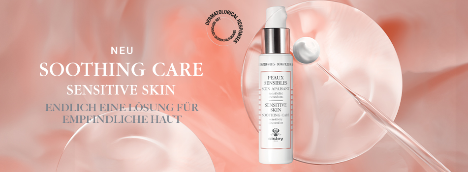 Werbemotiv für „Soothing Care Sensitive Skin“ von Sisley. Im Zentrum steht ein weißer Pumpspender vor einem roséfarbenen, cremigen Hintergrund mit Pipette und Texturdetails. Links ist der Schriftzug: „NEU – Soothing Care – Sensitive Skin – Endlich eine Lösung für empfindliche Haut“. Oben rechts befindet sich ein dermatologisches Qualitätssiegel.