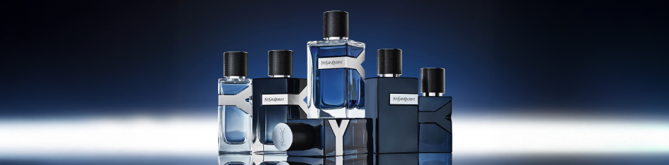 Produktbanner für Yves Saint Laurent Y: Mehrere Parfumflakons der Y-Linie in unterschiedlichen Blau- und Schwarztönen stehen gruppiert vor dunklem Hintergrund mit hellem Lichtverlauf.